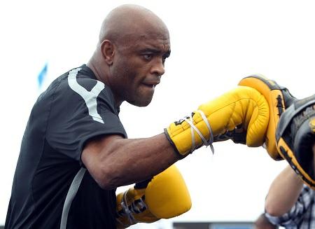 A. Silva (foto) prometeu devolver o nocaute a C.Weidman. Foto: Josh Hedges/UFC