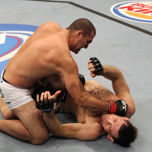 Mauricio Shogun enfrenta Dan Henderson no UFC 139 O norte-americano Dan Henderson está de volta ao UFC. Depois de se afastar da organização em 2009 e se sagrar campeão do Strikeforce, o líder da Team Quest retorna ao...