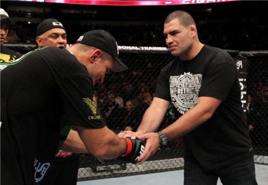 Assista a primeira coletiva de Cigano e Cain Velasquez O brasileiro Junior Cigano terá a chance de conquistar o cinturão de pesos pesados do UFC no próximo dia 12 de novembro, quando enfrenta Cain Velasquez no combate que marca...