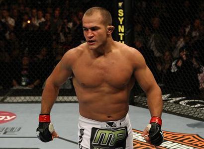 Cigano quer usar jiu-jitsu contra wrestling de Velasquez O brasileiro Junior Cigano terá no próximo dia 12 de novembro, na Califórnia, o maior desafio de sua carreira, quando enfrentará Cain Velasquez pelo cinturão dos pesos pesados do UFC....
