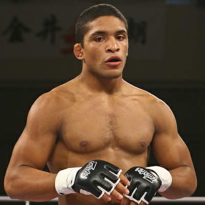 Atleta venezuelano acerta com o UFC O venezuelano Maximo Blanco é mais um atleta latino contratado pelo UFC. Mesmo vindo de derrota no último Strikeforce, quando foi finalizado por Pat Healy, Blanco irá descer para a...