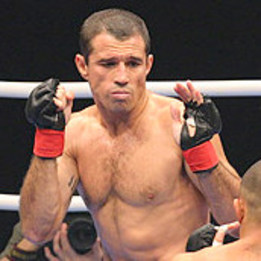 Royler Gracie se emociona no discurso de despedida Considerado uma das maiores lendas da história do jiu-jítsu, Royler Gracie encerrou sua carreira no MMA na noite desta quarta-feira. Apesar da derrota diante do japonês, Masakatsu Ueda, o faixa-preta...