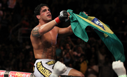 Tavares (foto) fará sua primeira luta entre os penas em agosto. Foto: Divulgação/UFC