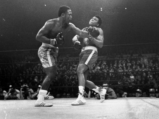 Joe Frazier (esq.) na "luta do século" contra Muhammad Ali. Foto: AP