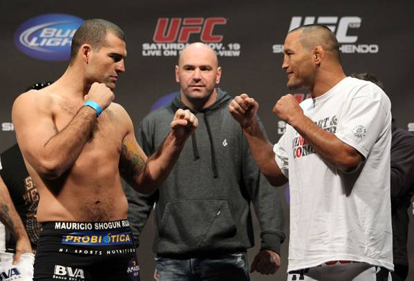 M. Shogun (esq.) e D. Henderson (dir.) reeditam a batalha épica de 2011, mas desta vez no Brasil. Foto: Josh Hedges/UFC