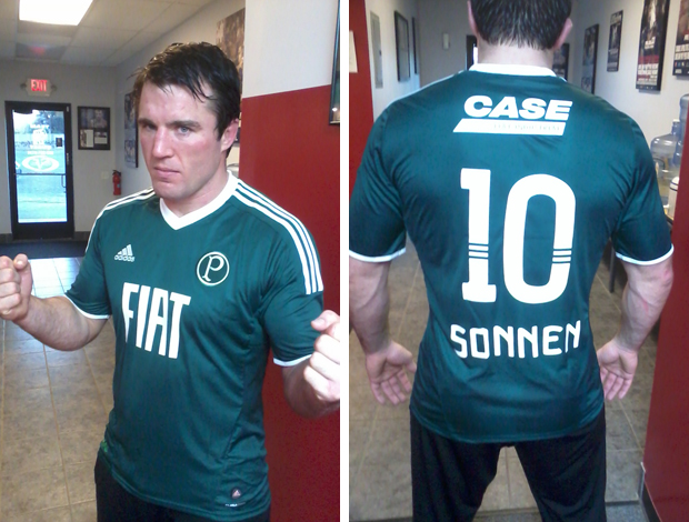 Chael Sonnen recebe e veste a camisa do Palmeiras. Foto: Arquivo Pessoal