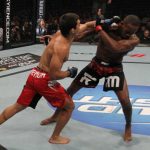 Lyoto Machida (esq.) ataca Jon Jones. Foto: Josh Hedges