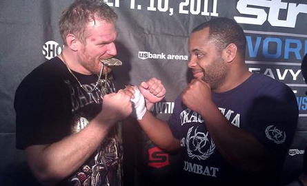O evento do Strikeforce que acontecerá em março de 2012 não marcará apenas o término do torneio dos pesos pesados. O presidente Scott Coker anunciou em coletiva de imprensa nesta...