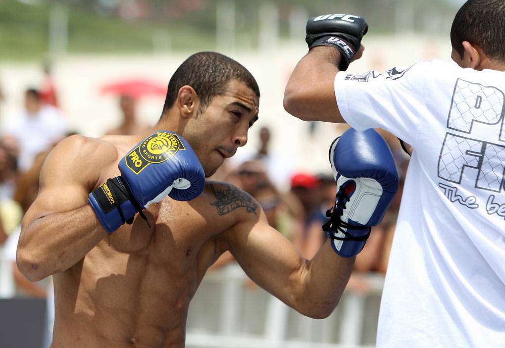 Com as areias da Praia da Barra da Tijuca tomada de fãs, os lutadores do UFC 142, também chamado de UFC Rio 2, puderam oferecer ao público brasileiro a oportunidade de...