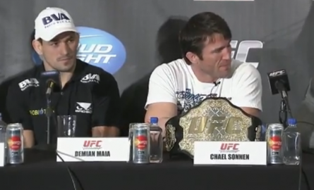 Depois de aparecer em um programa da ESPN com uma réplica do cinturão do UFC, o sempre polêmico Chael Sonnen voltou a se apresentar com a peça de desejo. Nesta...