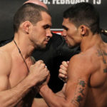 Aaron Simpson (esq.) encara Ronny Markes (dir.) no UFC on Fuel. Foto: Josh Hedges