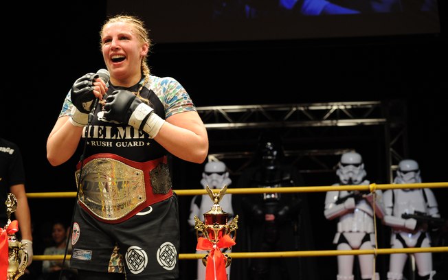 Filha do cineasta George Lucas conquista cinturão do Deep A norte-americana Amanda Lucas, filha do cineasta George Lucas, criador da saga Star Wars, preferiu não seguir os passos do pai do cinema e se aventurou no MMA. Com 30 anos, Amanda soma...