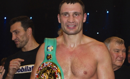 Vitali Klitschko vence Dereck Chisora em fim de semana conturbado A oitava defesa do cinturão do Conselho Mundial de Boxe do ucraniano Vitali Klitschko aconteceu na noite desta sábado, em Munique, na Alemanha. Num fim de semana repleto de confusões,...