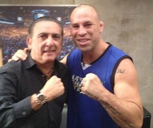 A primeira edição do The Ultimate Fighter (TUF) no Brasil recebeu uma ilustre visita nesta quinta-feira. O narrador Galvão Bueno esteve o set de gravações onde 32 lutadores disputam o...
