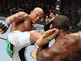Os brasileiros Maiquel Falcão e Bruno Carioca venceram seus combates, na última sexta-feira, pela primeira fase do GP de pesos médios do Bellator e garantiram vaga nas semifinais do torneio....