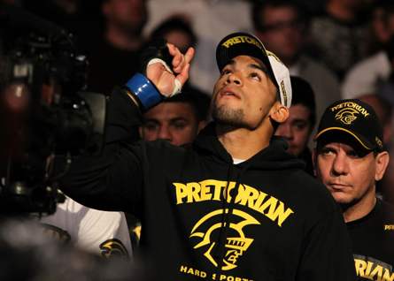 O brasileiro Ronny Markes passou por um mês complicado na carreira. Depois de conseguir sua segunda vitória no UFC, diante de Aaron Simpson, em fevereiro, o atleta tupiniquim sofreu uma...