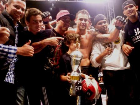O brasileiro Thiago “Minu” Meller reencontrou o caminho das vitórias neste final de semana em sua terra natal. Em ação no X-Fest MMA, o peso leve finalizou o argentino Gabriel...