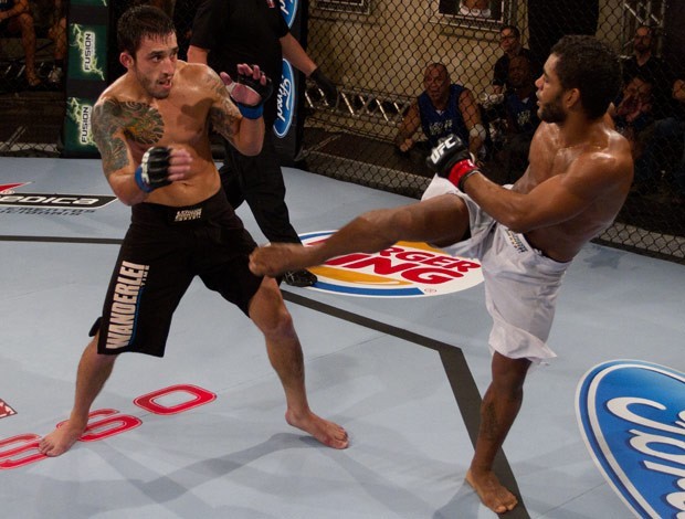 Wolverine vence Vina e garante vaga na semifinal do TUF Hugo Wolverine é o terceiro peso pena a garantir vaga na semifinal do TUF Brasil. O lutador baiano, que faz parte da equipe de Vitor Belfort, derrotou Marcos Vina, do...