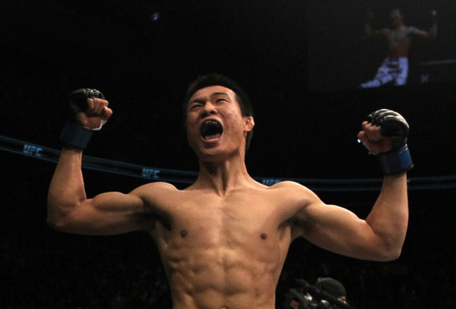 Após vitória, Zumbi Coreano quer luta contra José Aldo Depois de fazer uma grande luta contra Dustin Poirier e finalizar o norte-americano no quarto round, Chan Sung Jung se qualificou como provável desafiante ao cinturão dos pesos penas, atualmente em...