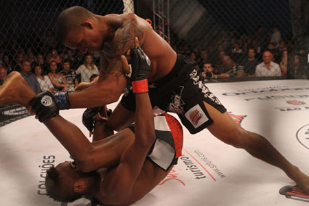Ivan Batman sofre lesão e está fora do Jungle Fight 39 O peso leve Ivan Batman sofreu uma lesão nos treinamentos e está fora da luta principal do Jungle Fight 39, evento agendado para acontecer no próximo sábado (12), no Rio...