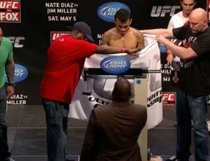 UFC on Fox 3: John Lineker não bate peso em sua estreia no Ultimate A estreia de John Lineker no UFC está agendada para amanhã, no card preliminar do UFC on Fox 3, mas o atleta tupiniquim sofreu o primeiro revés na organização. O...