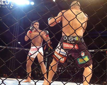 Xande Macaco nocauteia Rodrigão e fica com o cinturão do Coliseu Texto: Diogo Rocha No último final de semana, foi realizada a terceira edição do Coliseu Extreme Fight, em Arapiraca (Alagoas). O evento contou com nove lutas amadoras e nove combates...