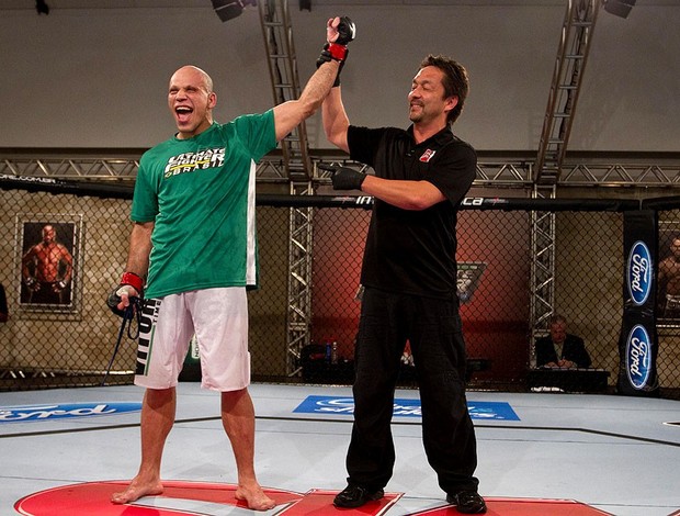 Bodão vence Massaranduba em luta dura e garante vaga na semifinal do TUF Brasil O paulista Thiago Bodão garantiu a terceira vaga entre os pesos médios na semifinal do TUF Brasil. No oitavo episódio, exibido neste domingo (13), o lutador da equipe de Vitor...