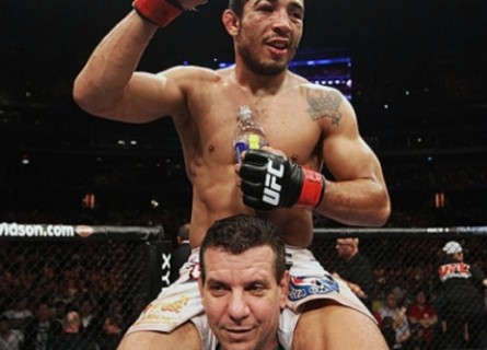 Dedé Pederneiras com J.Aldo nos ombros após vitória. Foto: Josh Hedges/UFC