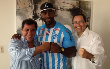 Mondragon ao lado de dirigentes do Paysandu, clube que o acolheu em 2012, na época do anúncio da contratação pelo UFC. Foto: Divulgação