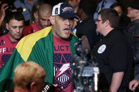 Pezão (foto) quer revanche contra Velasquez no UFC. Foto: Josh Hedges