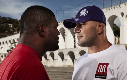 Rampage (esq.) encara Glover (dir.) no UFC on FOX 6. Foto: Divulgação / UFC