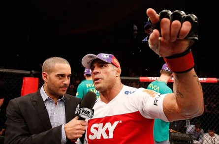 V.Belfort (dir.) quer ser o próximo desafiante ao cinturão dos médios do UFC. Foto: Josh Hedges/UFC