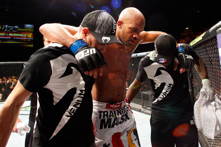 Diabaté saiu amparado do octógono após lesão na panturrilha. Foto: Josh Hedges/UFC