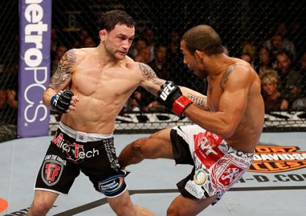 Depois de vencer F. Edgar. (esq.), Aldo tem novo desafio contra lutador vindo do peso leve. Foto: Josh Hedges/UFC