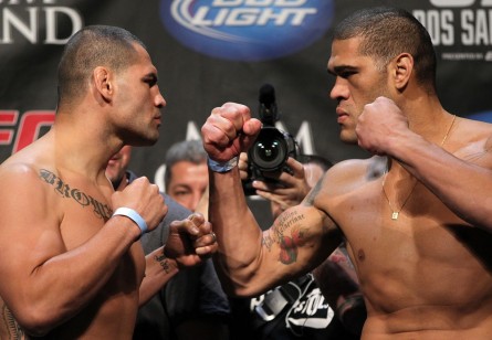 Um ano depois, Pezão (dir.) terá revanche contra Velasquez (esq.). Foto: Josh Hedges/UFC