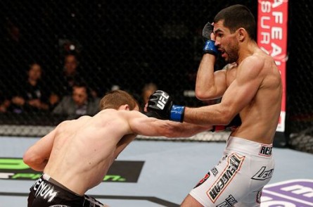 U. Gomez (dir.) recebe golpe de Phil Harris no UFC on FUEL 7. Foto: Josh Hedges