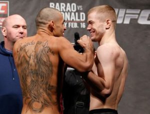 Barão (esq.) defende cinturão interino contra McDonald (dir.) neste sábado. Foto: Josh Hedges/UFC