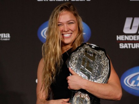 R. Rousey (foto) é a campeã da única categoria feminina do UFC. Foto: Josh Hedges/UFC