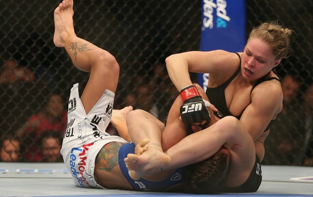 Ronda  finalizou Carmouche e se tornou a primeira mulher a vencer no UFC. Foto: Josh Hedges