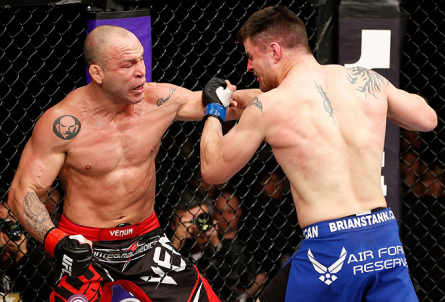 W. Silva (esq.) e B. Stann (dir.) fizeram o combate mais comentado do UFC Japão. Foto: Josh Hedges/UFC