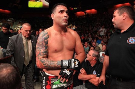 R. Rodriguez (foto) foi preso por dirigir embriago nos EUA. Foto: Divulgação/UFC
