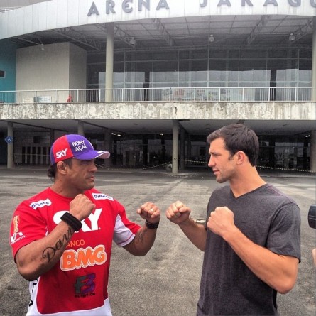 V. Belfort (esq.) e L. Rockhold (dir.) se encaram em frente à Arena Jaraguá. Foto: Reprodução/Instagram