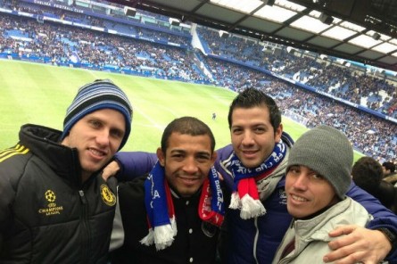 Aldo assiste jogo do Chelsea com amigos. Foto: Divulgação/Twitter