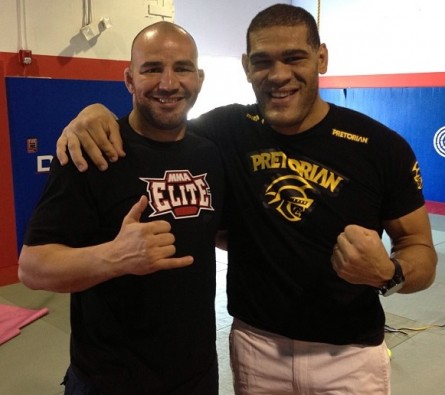 Glover (esq.) irá ajudar Pezão (dir.) nos treinamentos para disputa do cinturão do UFC. Foto: Divulgação/Twitter