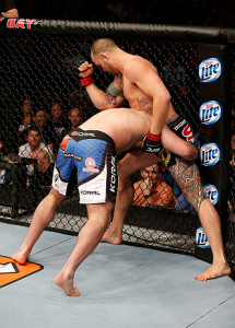 Browne (dir.) acerta cotoveladas na nuca de Napão (esq.). Foto: Josh Hedges/UFC