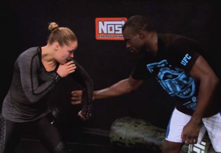 Ronda Rousey (esq.) treina com Uriah Hall (dir.) no TUF 17. Foto: YouTube/Reprodução