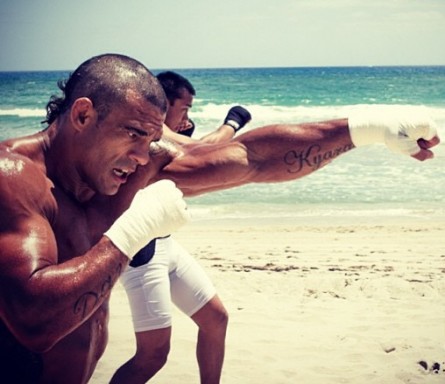 Vitor Belfort treina na praia com A. Nakahara ao fundo. Foto: Eric Martinez (Instagram/Reprodução)