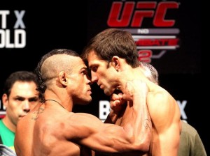 Belfort (esq.) encara Rockhold (dir). Foto: Wander Braga/UFC