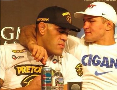 A. Pezão (esq.) e J. Cigano (dir.) na coletiva de imprensa do UFC 160. Foto: Instagram/Reprodução