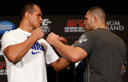 J. Cigano (esq.) e C. Velasquez (dir.) vão se encarar pela terceira vez no UFC 166. Foto: Josh Hedges/UFC